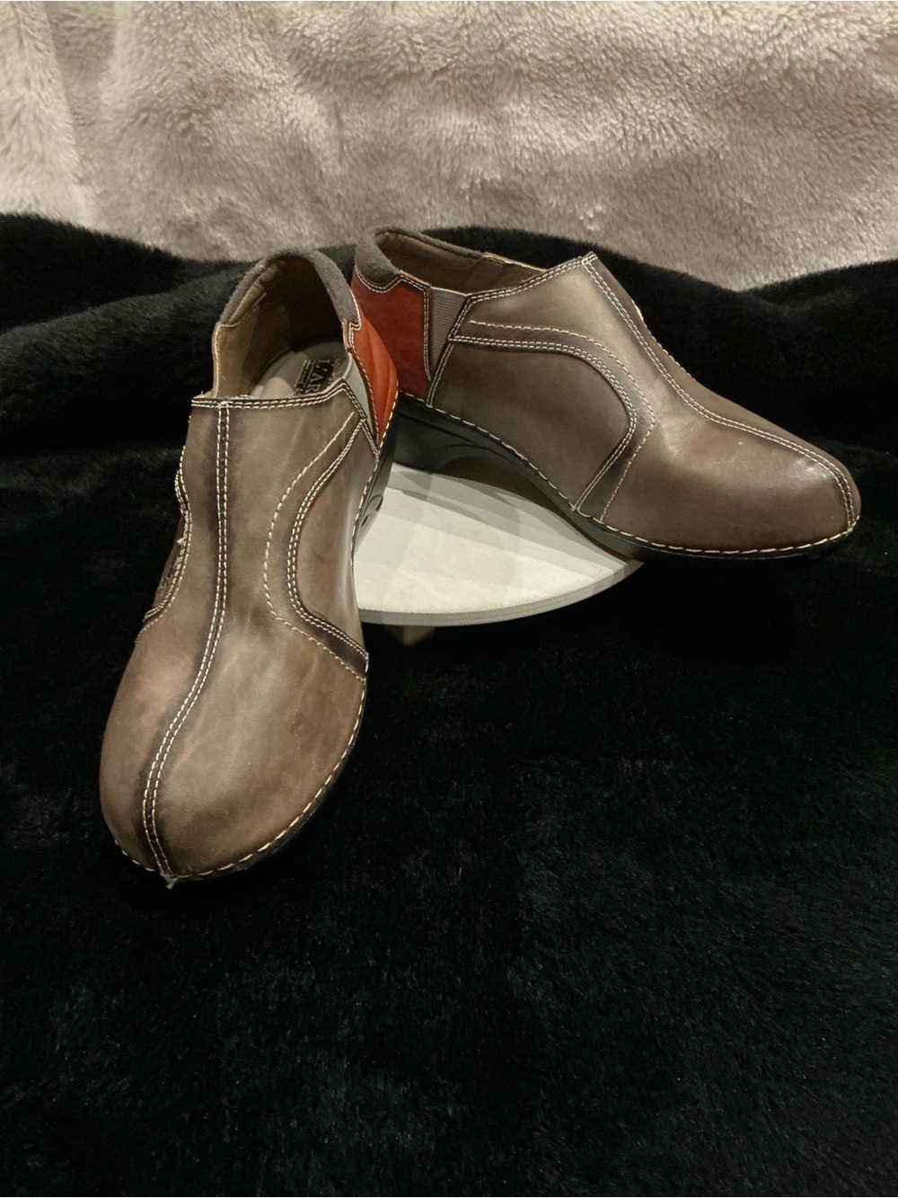 Women's Brown Leather Slip-On Clogs with Red Accent